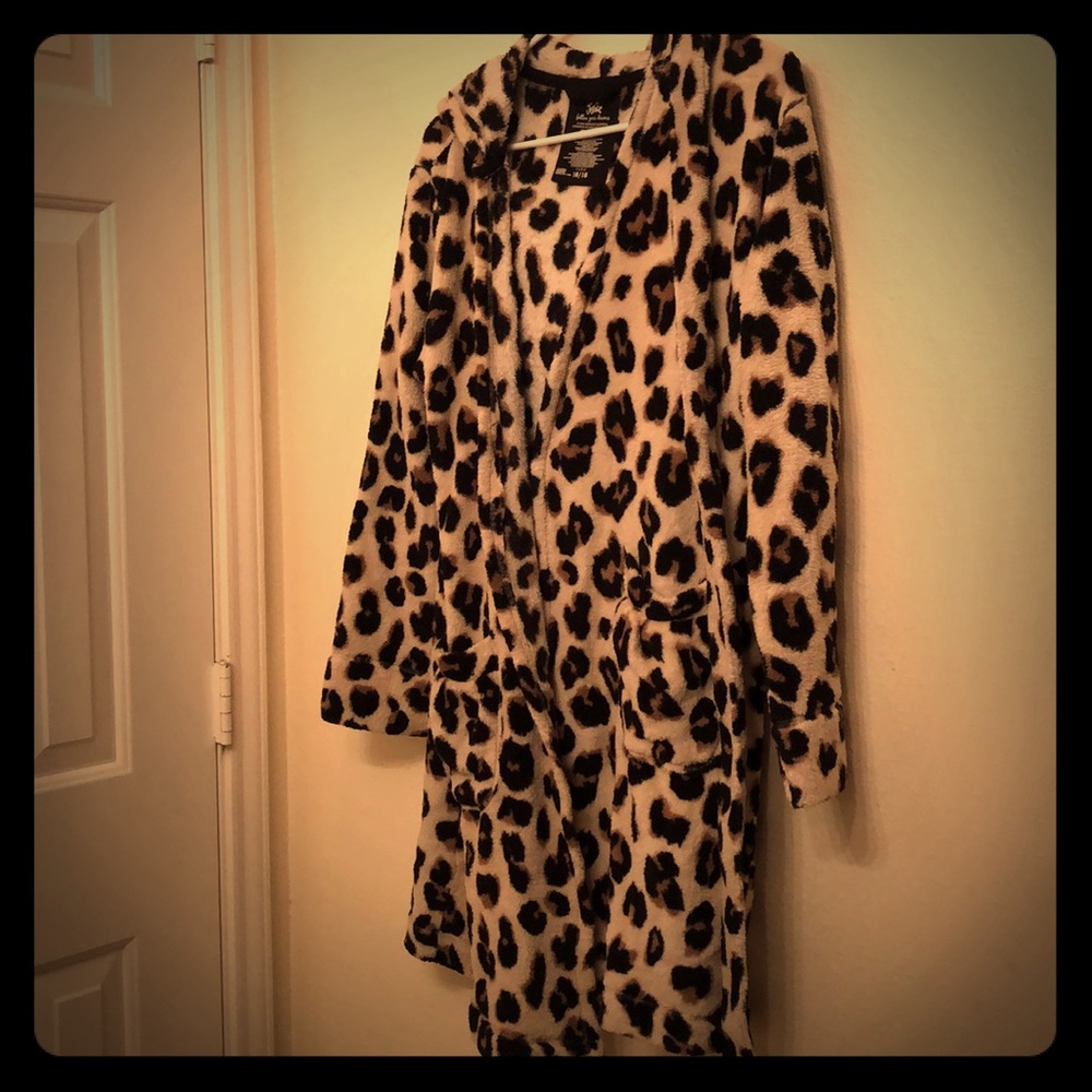 Justice Robe 16/18
